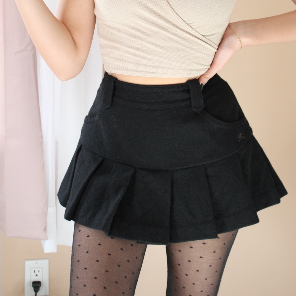 Burberry black pleated wool skirt!